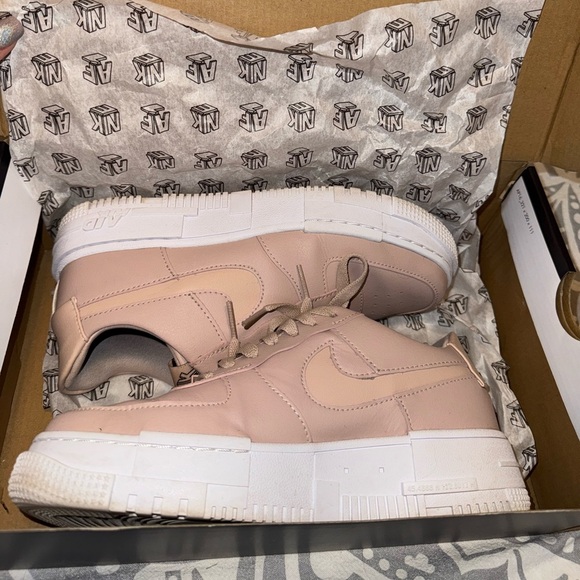 Nike AF1 pixel in beige - Picture 3 of 4